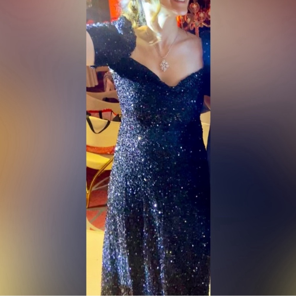 Elegant Black Maxi Dress - Picture 9 of 10